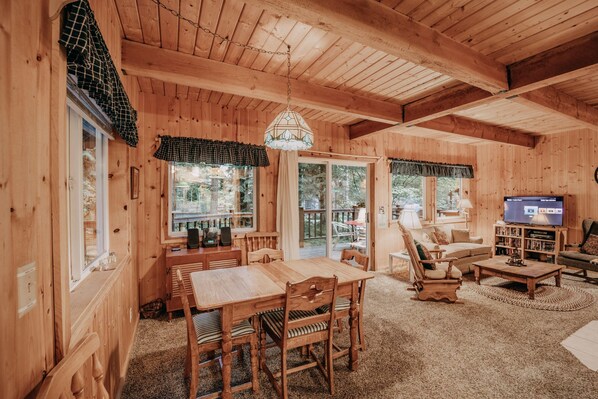 كابينة - ٣ غرف نوم - بمدفأة - منظر للجبل | غرفة لتناول الطعام