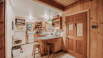 Cabin, 3 Bedrooms, Fireplace, Mountain View | Interior