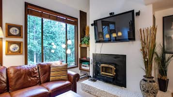 Apartment, 2 Bedrooms, Fireplace | Living room