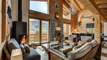 Télévision, cheminée, chaßne hi-fi