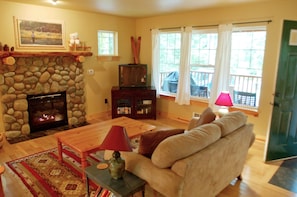 Cabin, 2 Bedrooms, Fireplace | Living room