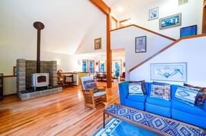 Cabin, 3 Bedrooms, Smoking, Fireplace | Living room