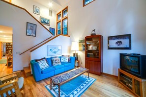 Cabin, 3 Bedrooms, Smoking, Fireplace | Living room