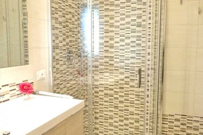 Duschwanne, Haartrockner, Bidet, Handtücher
