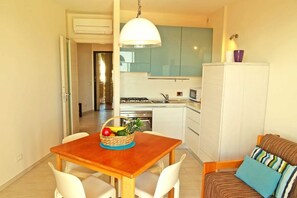 Interior - TWO-ROOM APARTMENT 50 metres from the SEA and 7 KM from SANREMO (Santo Stefano al mare)