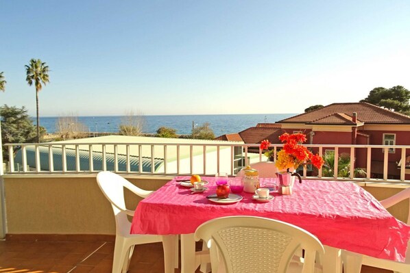 Outdoor dining - TWO-ROOM APARTMENT 50 metres from the SEA and 7 KM from SANREMO (Santo Stefano al mare)