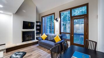 Apartment, 2 Bedrooms, Smoking, Fireplace | Living room