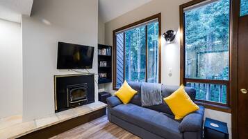 Apartment, 2 Bedrooms, Smoking, Fireplace | Living room