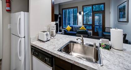 Snowater Condo #story Condo - Sleeps 4 - Close to Community Amenities!
