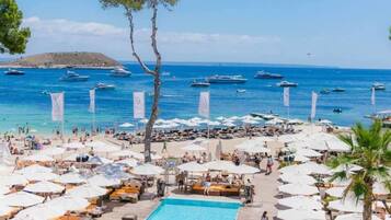 Chaises longues, serviettes de plage