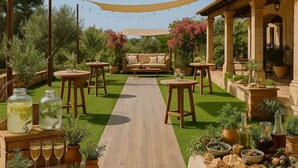Eine Terrasse im Freien mit Holzdeck, Sitzgelegenheiten und einem überdachten Bereich mit Lichterketten.