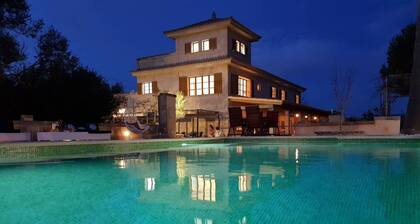 Villa de Lujo con Campo de Voley Privado