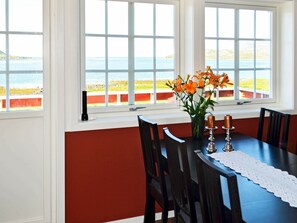 Apartment | Private kitchen | Fridge, microwave, stovetop, dishwasher - Holiday Home in Gravdal (Vestvågøy)