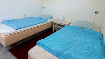 2 bedrooms, cribs/infant beds