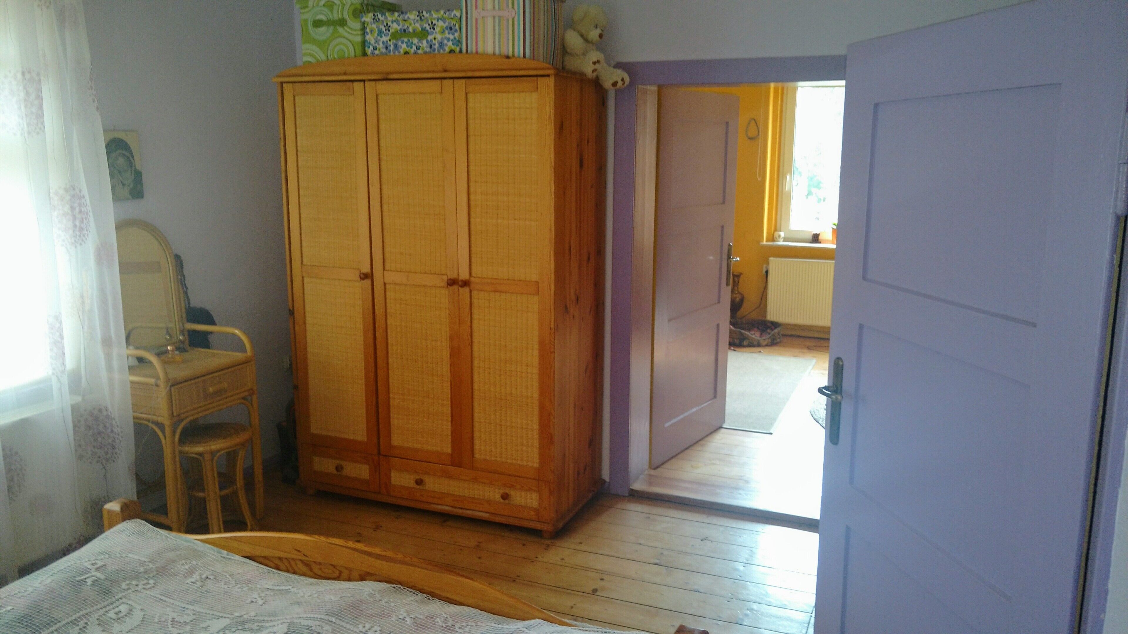 1 bedroom, travel crib
