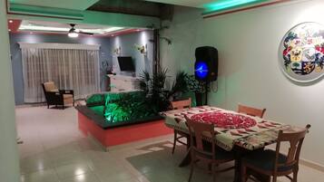 Nhà, 2 phòng ngủ, hút thuốc, hồ bơi riêng | Phòng khách | TV