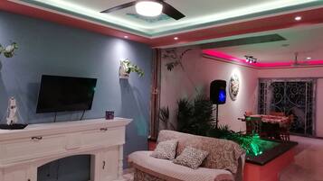 Casa, 2 habitaciones, para fumadores, alberca privada | Sala de estar | Televisión