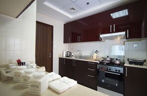 Fridge, microwave, oven, stovetop - Stunning One Bedroom at Barcelo Residences Dubai Marina (Dubai)