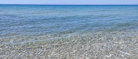 Perto da praia, espreguiçadeiras