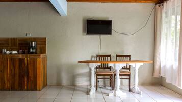 Room, 1 Bedroom, Smoking | Dining
