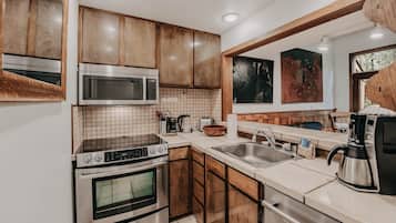 Apartment, 2 Bedrooms, Balcony, Mountain View | Interior