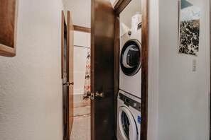 Apartment, 2 Bedrooms, Balcony, Mountain View | Laundry