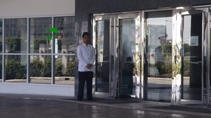 Appart'hôtel, 1 chambre, vue ville | Entrée de l’hébergement