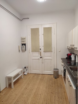 Fridge, oven, stovetop, dishwasher - small apartment: close to the subway, quiet courtyard (Rudolfsheim-Fünfhaus)