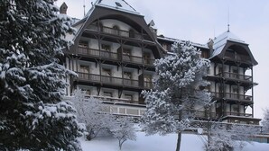 Un immeuble à plusieurs étages, doté d’une façade symétrique, de balcons et d’un toit à forte pente.