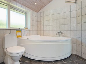 House | Bathroom - Luxury Retreat With Spa - By Traum Ferienwohnungen (Hemmet)