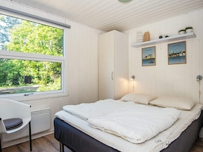 5 bedrooms, cribs/infant beds