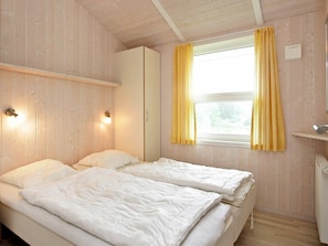 5 bedrooms, cribs/infant beds