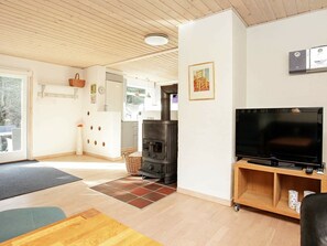 2 bedrooms, cribs/infant beds