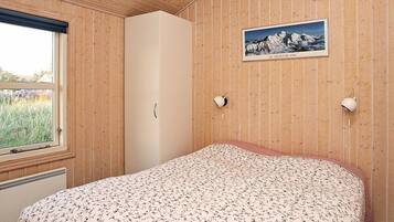3 bedrooms, cots/infant beds