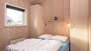 5 bedrooms, cribs/infant beds - Peaceful Holiday Home in Glesborg Denmark With Sauna (Glesborg)