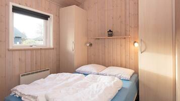 5 bedrooms, cots/infant beds