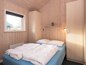 5 bedrooms, cribs/infant beds