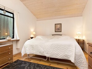 2 bedrooms, cribs/infant beds