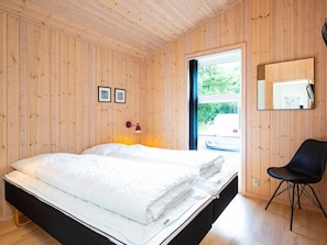 4 bedrooms, cribs/infant beds