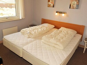 5 bedrooms, cots/infant beds - Beautiful Holiday Home in Jutland Denmark With Whirlpool (Oksbol)