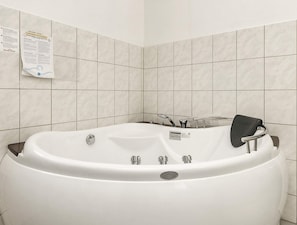 Spa treatment - Roomy Holiday Home in Falster near Sea (Vaeggerlose)
