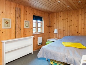 2 bedrooms, cribs/infant beds, WiFi