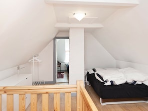 3 bedrooms, cribs/infant beds