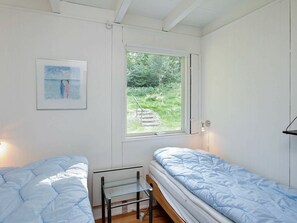 3 bedrooms, cribs/infant beds