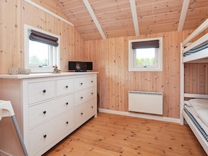 3 bedrooms, cribs/infant beds
