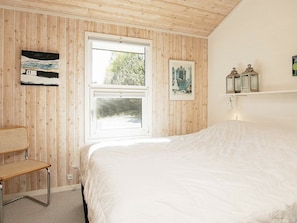 2 bedrooms, cribs/infant beds
