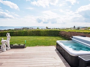 House | Outdoor spa tub - 6 Person Holiday Home in Ronde (Ronde)