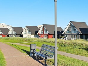 En rad strandhus med en gångstig och en bänk.