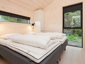 4 bedrooms, cots/infant beds