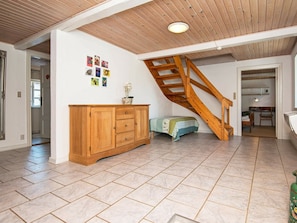 4 bedrooms, cribs/infant beds